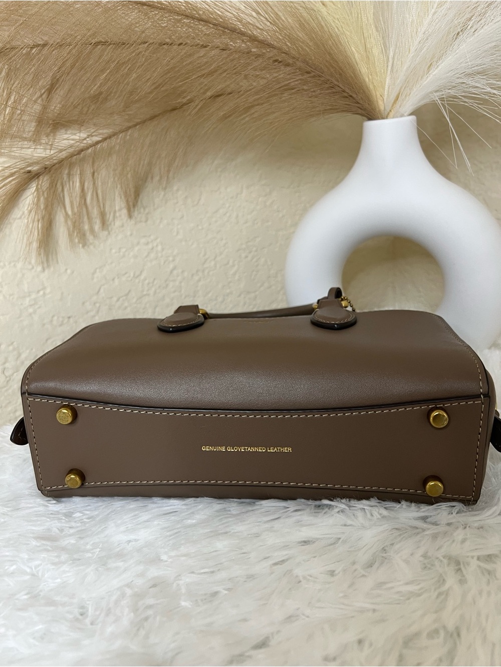 💕EUC Coach💕 Taupe Brown Leather Bag with Gold Hardware - Picture 4 of 11